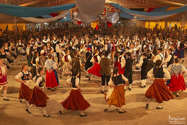 Decoração de festa de cultura germânica com bandeirinhas azuis e brancas e tonéis de chopp em pavilhão, ambiente festivo, sem rostos identificáveis — Südok
