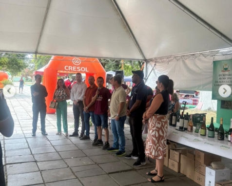 A manhã desta quinta-feira (29) foi marcada por avanços significativos para o desenvolvimento econômico e agrícola de Camaquã. No coração da cidade, a Praça Dr. Zeca Neto recebeu a abertura oficial da VII Mostra da Viticultura, evento que destaca o potencial produtivo da Costa Doce e celebra a safra da uva na região. Paralelamente, o município celebrou a inauguração da filial da CRISDU – Indústria Têxtil, reforçando o processo de industrialização local.