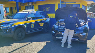 A ação policial teve início logo após o alerta sobre o crime ocorrido em solo gaúcho. O indivíduo fugia em direção à Serra com um automóvel Land Rover, registrado em Tubarão (SC), que pertencia à vítima. 