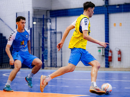 A equipe alviazul cumpre uma rotina rigorosa de treinamentos no Ginásio Municipal Wadislau Niemxeski, em Camaquã, focando nos últimos ajustes táticos e técnicos antes do início oficial da competição estadual.