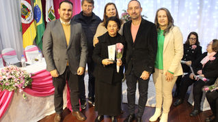 A Câmara Municipal de Camaquã promoveu uma Sessão Solene marcante para homenagear os 40 anos de fundação da Liga Feminina de Combate ao Câncer do município.