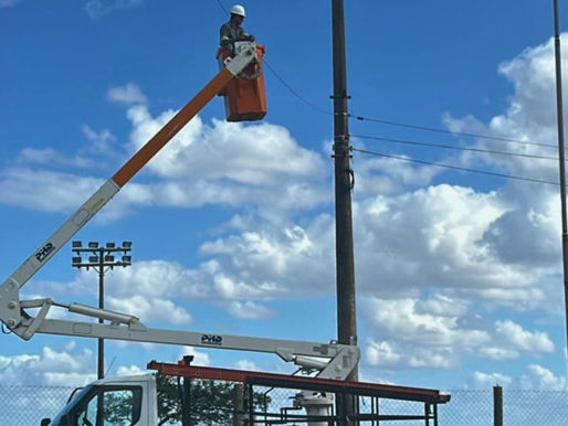 A orla de São Lourenço do Sul, um dos principais destinos turísticos da Costa Doce, recebeu uma importante atualização em sua infraestrutura de lazer e esporte. Em uma ação conjunta entre a Prefeitura Municipal e o bloco carnavalesco Ziriguidum, foi concluída a modernização do sistema de iluminação no entorno da quadra do Praiano. A iniciativa substituiu as antigas lâmpadas por novos refletores de LED de alta potência, elevando o padrão de visibilidade e segurança no local.