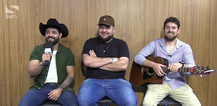 A tradição da música sertaneja raiz ganhou espaço na programação da SulTV, em Camaquã, com a participação do grupo Modão de Boteco. Formado por Athos D´Oliveira, Will Fonseca, Helisson Bierhals e João Pedro, o projeto vem conquistando espaço na região ao resgatar grandes clássicos que marcaram gerações e permanecem vivos na memória dos apaixonados pelo gênero.