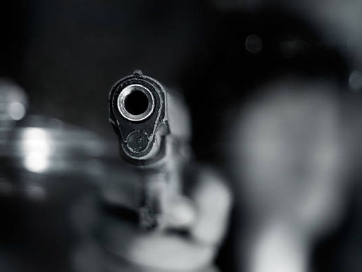 A tranquilidade da comunidade de Vila Formosa, no município de Cristal, foi interrompida por um episódio de violência na noite deste domingo (12). Dois moradores ficaram feridos após serem alvos de disparos de arma de fogo em uma residência localizada na região, que integra a Zona Sul do Rio Grande do Sul. O incidente gerou mobilização das forças de segurança locais.