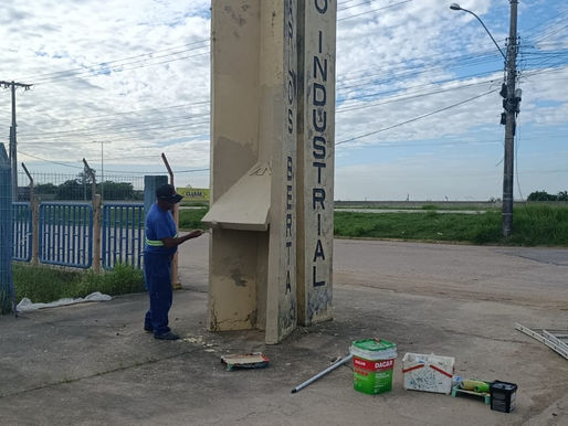A conservação da infraestrutura urbana ganhou um novo capítulo na manhã de hoje em Camaquã, com foco na valorização do Distrito Industrial. Uma equipe de servidores municipais atuou diretamente na revitalização do pórtico de entrada da região, um ponto estratégico para a economia e a logística da Zona Sul.