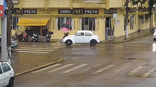 O fato ocorreu sob condições de pista molhada devido à chuva que atinge a região.