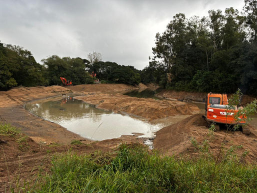 O processo de desassoreamento é fundamental para a segurança dos moradores das áreas próximas. Através do uso de maquinário pesado, os servidores realizam a retirada de sedimentos acumulados, resíduos sólidos e o excesso de vegetação que obstrui a passagem da água.