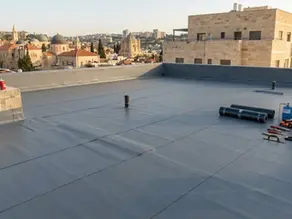איטום מבנים וגגות: המדריך המקצועי למניעת נזילות ורטיבות