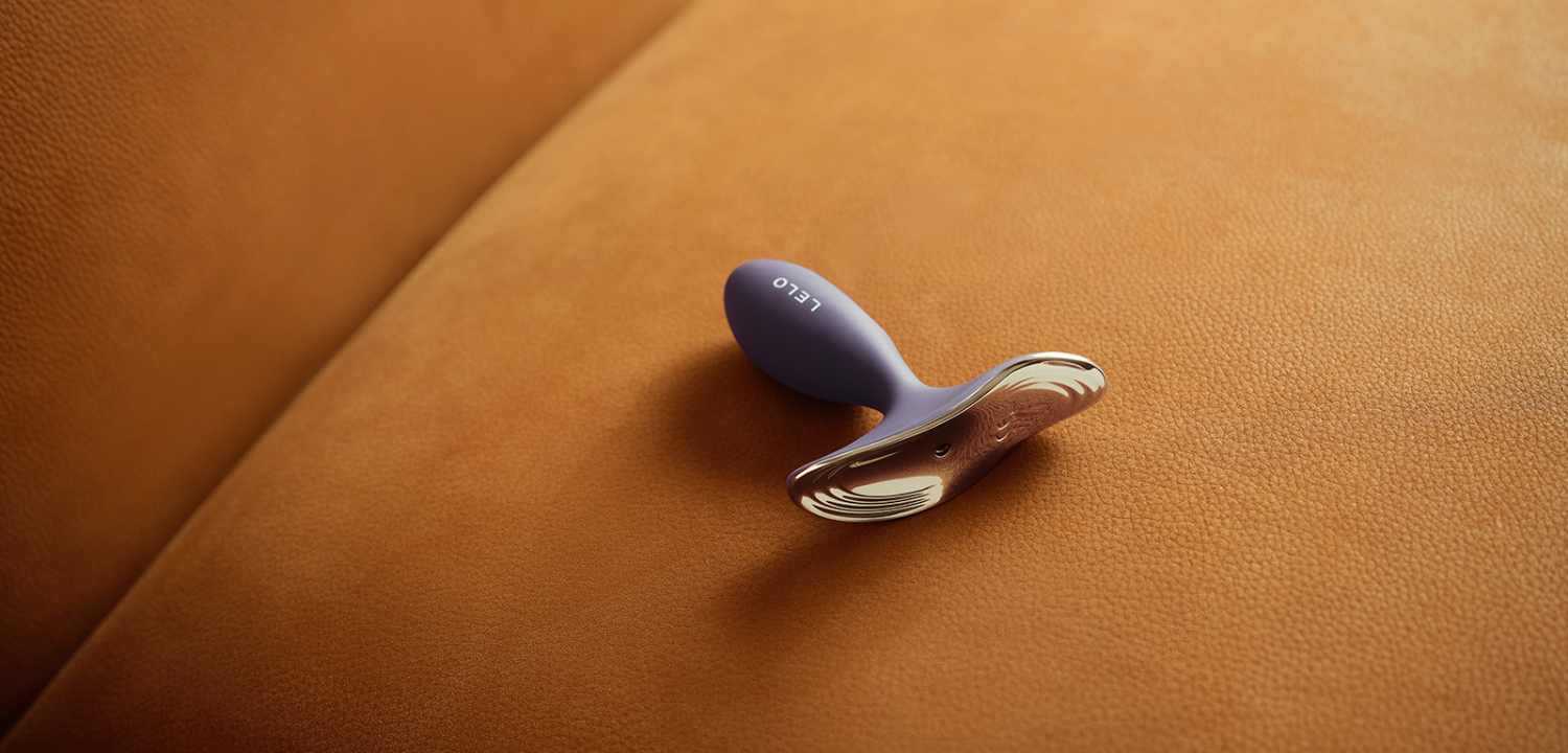 The Lelo Surfer 2 buttplug on a leather background