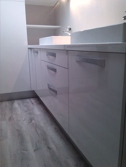 Agencement complet de salle de bains