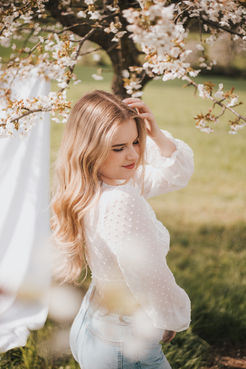 Portrait im Frühling mit Kirschblüten
