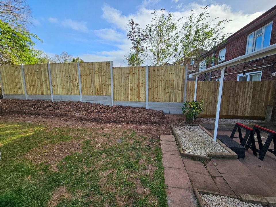 Fence installation Hereford garden fencing contractors timber panels concrete posts gravel boards domestic fencing services