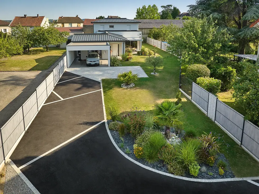 Vue ciel cour et clôture jardin