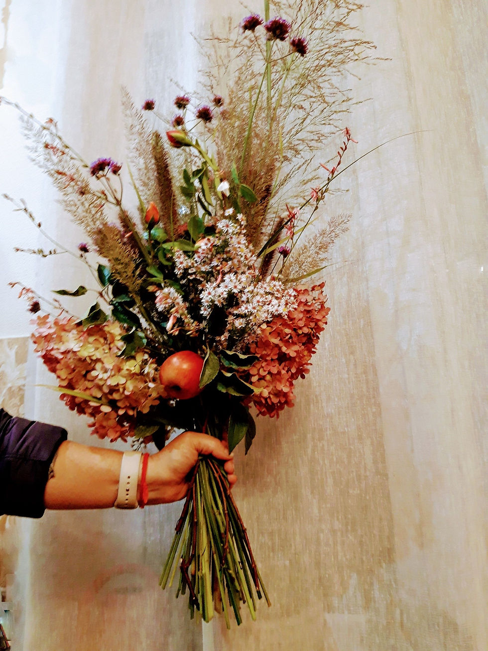 Ландшафтный дизайнер делает красивый букет