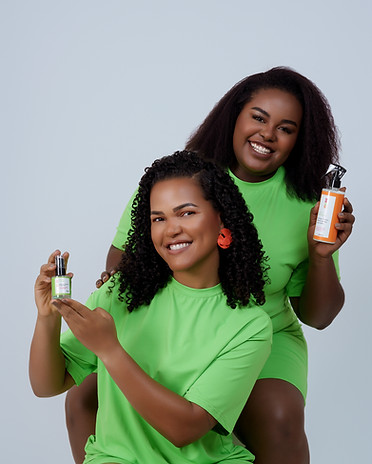 Modelos morenas, com cabelos tratados com produtos capilares EIBE