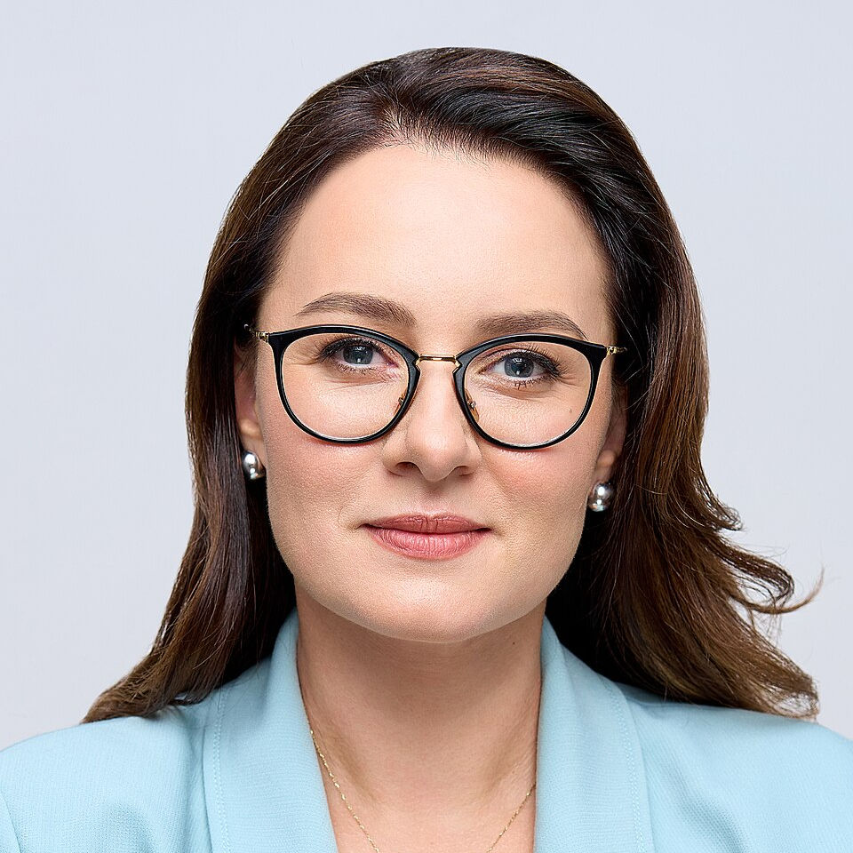 СВИРИДЕНКО_Юлія_Анатоліївна_(3x4_cropped)_edited.jpg