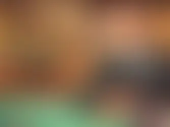 뱅커 베팅 전략을 주제로 한 만화 스타일의 카지노 테이블 일러스트. 침착하게 뱅커에 칩을 올리는 플레이어 모습.