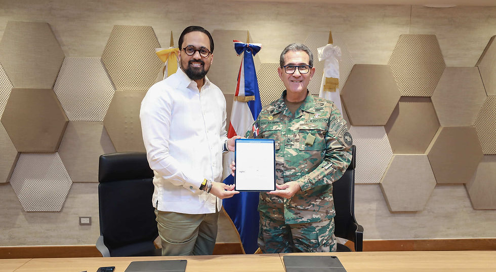 Foto: Bartolomé Pujals Suarez y Teniente General Carlos Luciano Díaz Morfa.