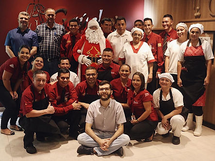 Churrascaria abre portas para iniciação de refugiados no mercado de trabalho em Manaus 