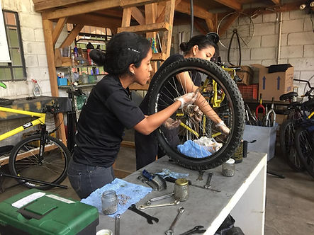 Tembici capacita e contrata refugiados para trabalhar como mecânicos de bicicletas