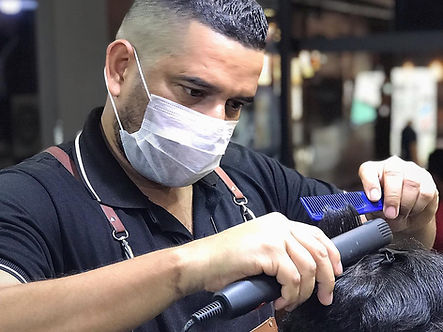 Profissionais venezuelanos conquistam clientes na barbearia Route 66 em Manaus