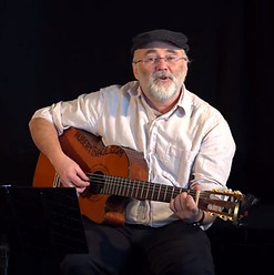 Aubert et sa guitare en spectacle
