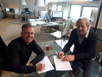 René tekent platencontract!