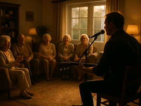 “René Meijer speelt gitaar voor een groep lachende ouderen in een warme huiskamersfeer tijdens een live muziekoptreden.”