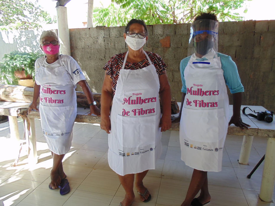 Produção de Fibras de Bananeiras - Equipe Profissional de Artesãs Quilombolas.