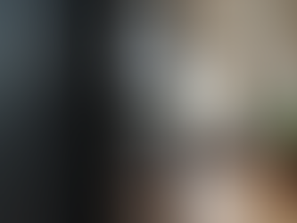 Drzwi loftowe z metalową ramą w nowoczesnym wnętrzu