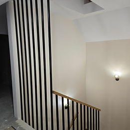 Balustrada harfa na schody w Radomiu to nowoczesne i bezpieczne rozwiązanie do wnętrz prywatnych i komercyjnych. Wykonywana na wymiar ze stali, idealnie pasuje do schodów nowoczesnych, loftowych i minimalistycznych.