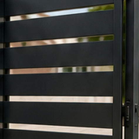 Técnico configurando el control Wi-Fi de una puerta automática en Paterna