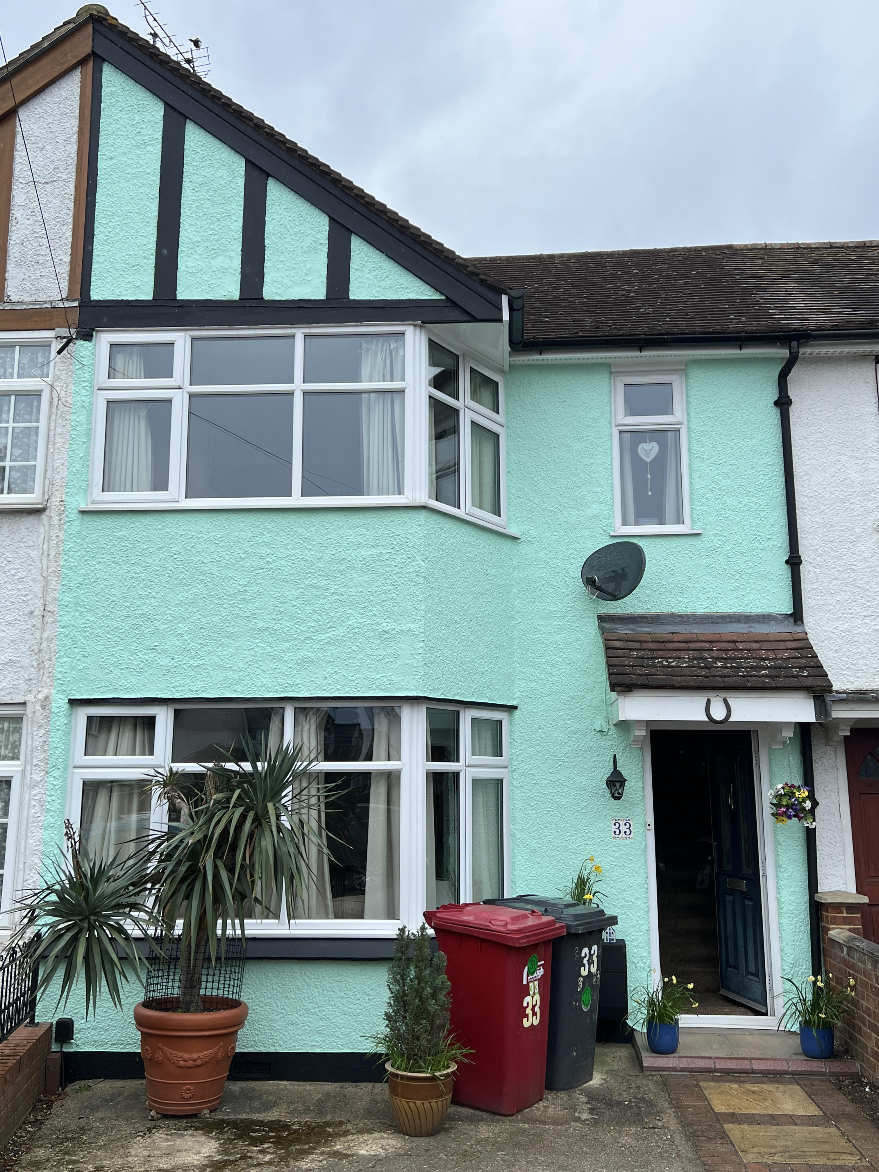window painting High Wycombe, timber window painter, window frame painting, window sill painting, sash window painting, exterior woodwork, interior window trim, repaint windows, decorator High Wycombe