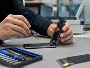 Professional mobile device repairs for cracked screens, batteries, charging ports, water damage, cameras and audio faults. Clear diagnosis and careful repair for iPhone, Samsung, Pixel and other devices.