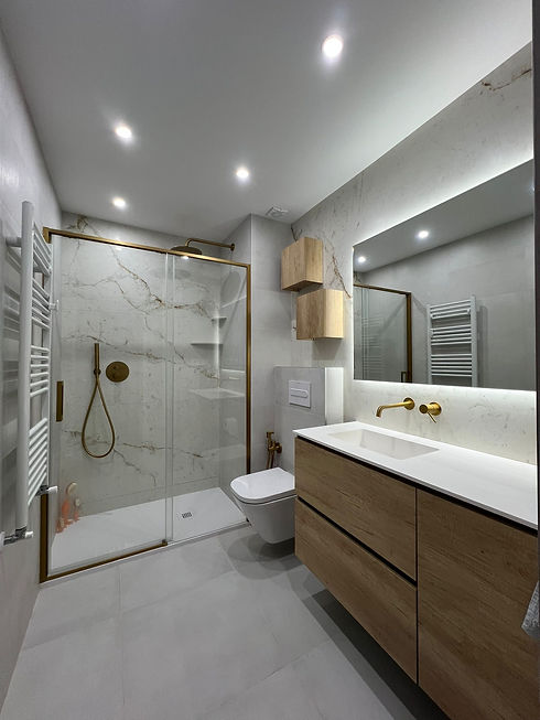 Baño con pared de neolith