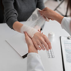 doctor-arreglando-la-servidumbre-de-la-mano-para-el-paciente.jpg
