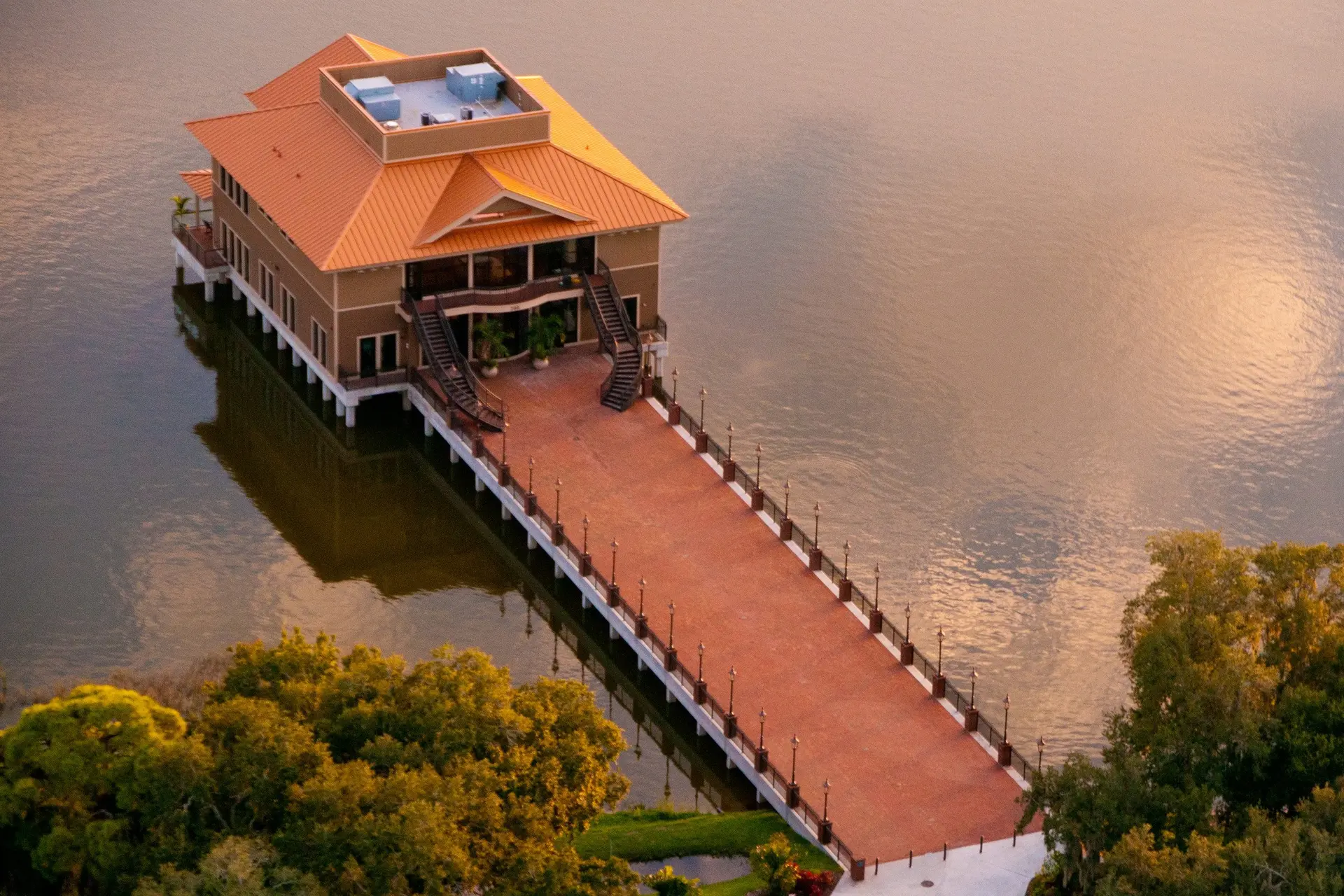 1483029332289-pier.webp