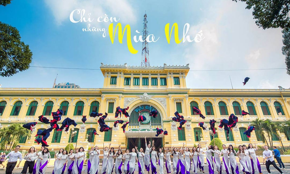 Chụp ảnh kỷ yếu ở Bưu điện Thành phố 1