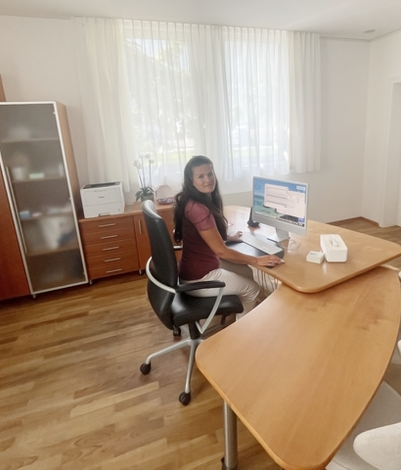 Dr. Sarah Blum im Behandlungszimmer