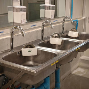 ติดตั้งก๊อกน้ำอัตโนมัติ HAF-013/M บนอ่างล้างมืออุตสาหกรรม ณ โรงงานไทยโคโค่นัท