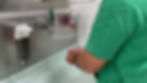 ภาพขนาดย่อ: บุคลากรทางการแพทย์ใช้งานก๊อกน้ำอัตโนมัติ Hygienic รุ่น HAF-009 ในอ่าง Scrub Sink