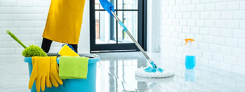 heureuse-jeune-femme-caoutchouc-bleu-aide-vadrouille-tout-nettoyant-sol-maison_28283-1482.