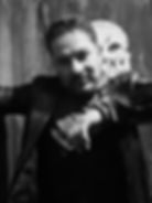 Fotografía de Vic padilla en blanco y negro, que se ve muy atractivo y guapo
