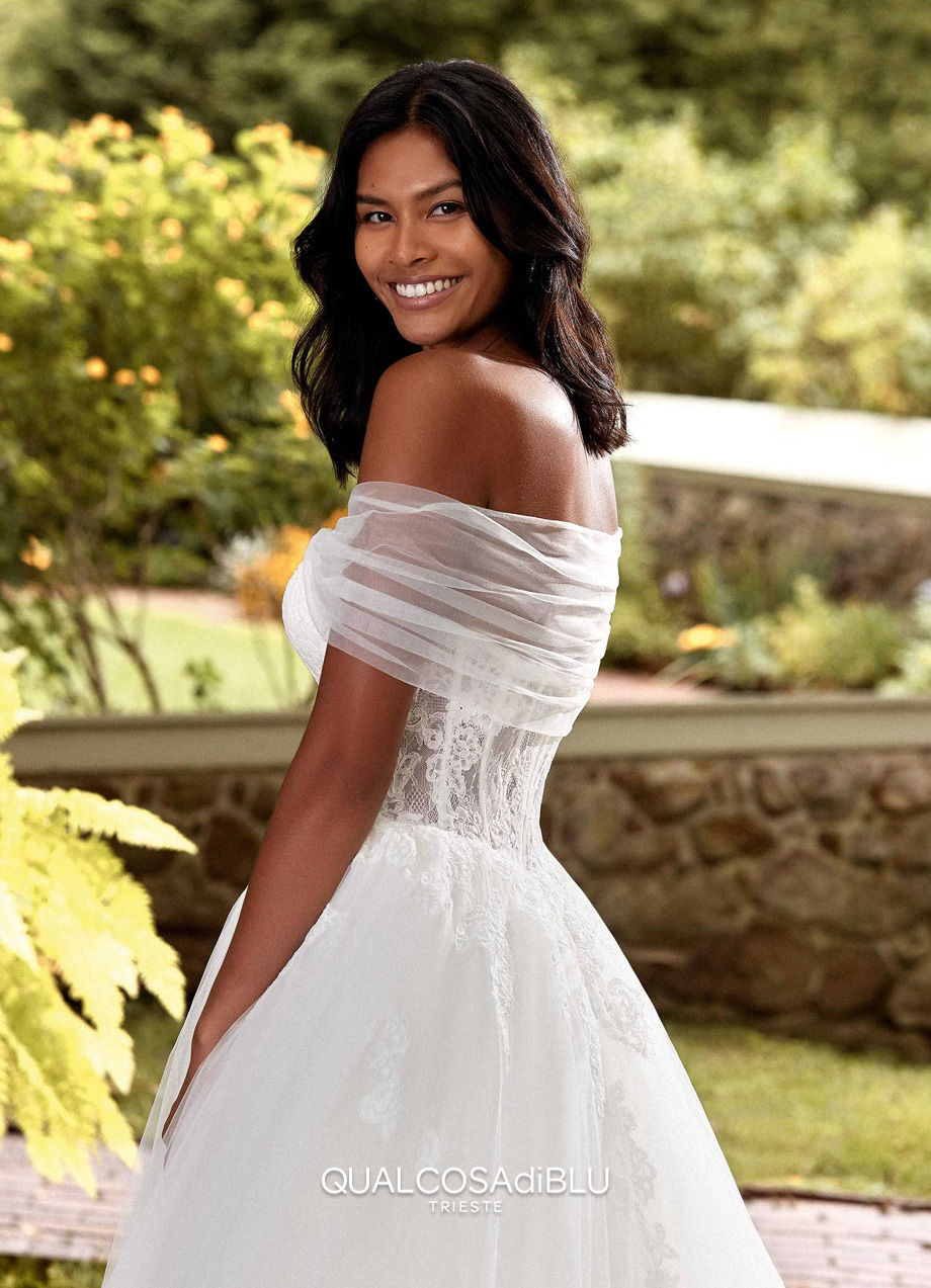 Abito stile principessa in tulle con vita a V senza spalline e spalle scoperte.