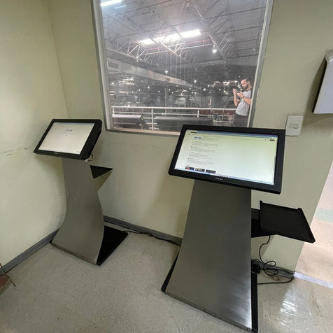 Totem digital com touchscreen para feiras de negócios