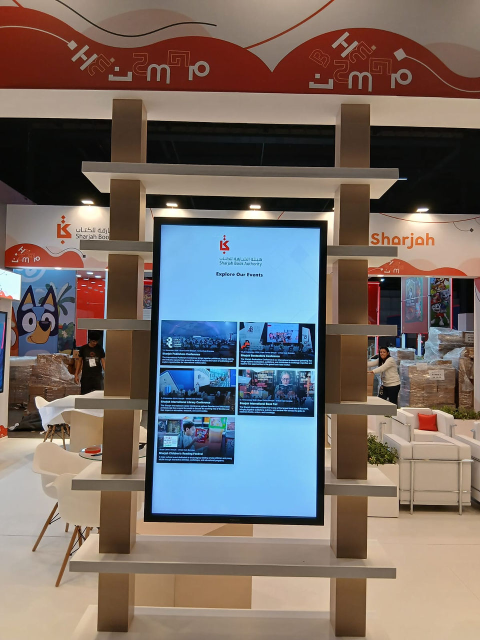 monitor touch screen profissional para stands showrooms e recepções