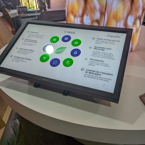 Totem digital com touchscreen para feiras de negócios