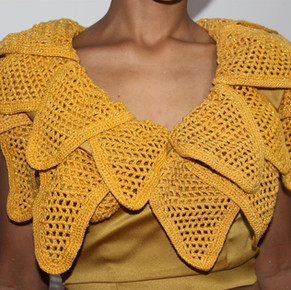 Cocriação Regiane Silva e Joneide - Cropped dourado em golas em crochê.jpg