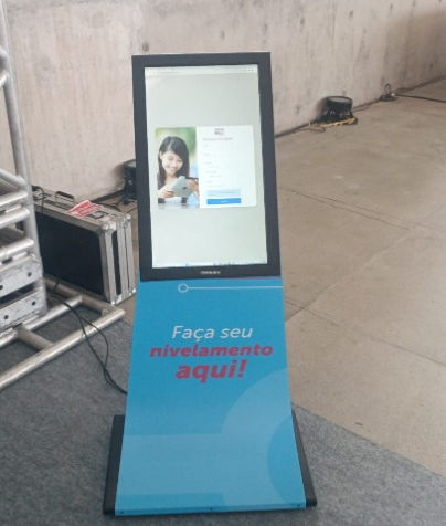 Totem com tela sensível ao toque para congressos e exposições