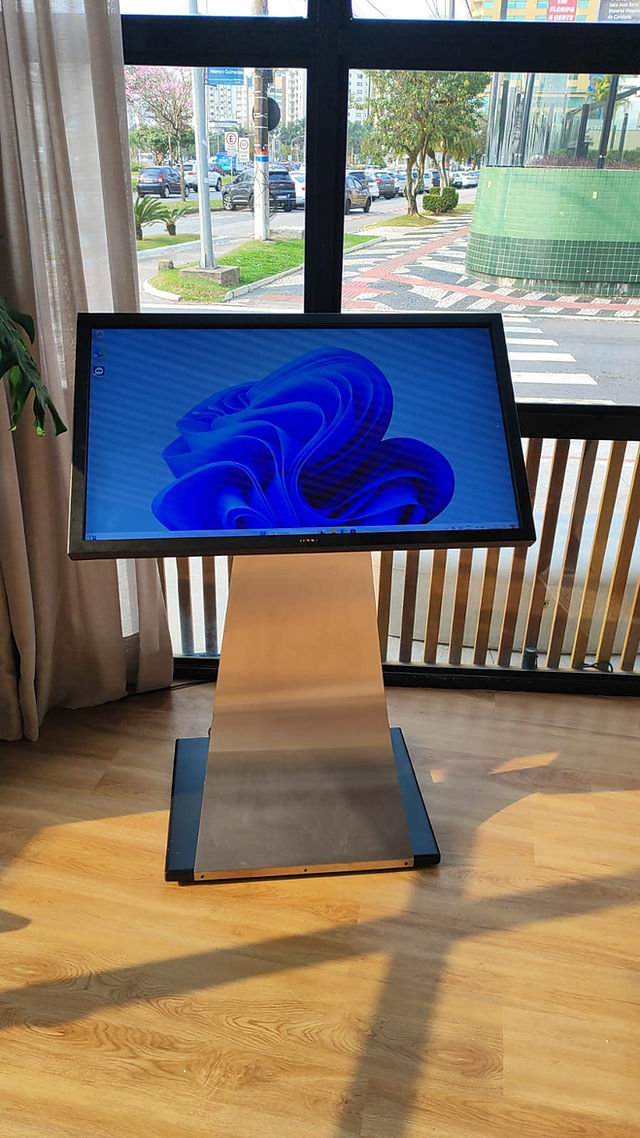 Totem digital com tela touchscreen para atendimento